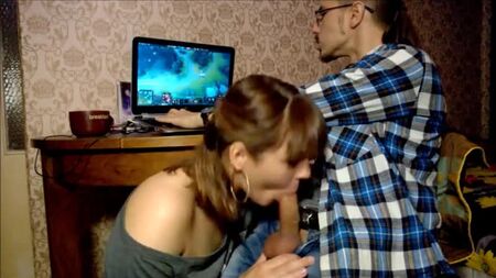 Vídeo porno: unas jóvenes rusas le dan una paliza a una kazaja