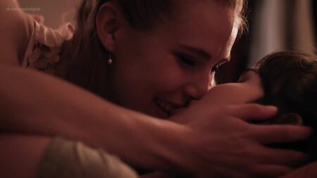 Alexandra Turshen, Michelle Hendley desnudas - «Boy Meets Girl» (2014) HD 1080p Ver online