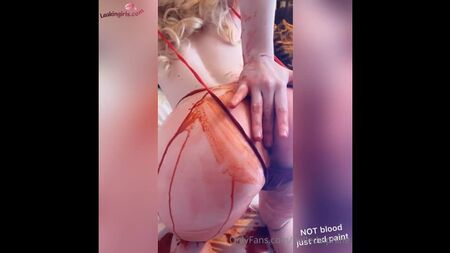 Belle Delphine se mete los dedos en el culo con sangre falsa