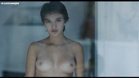 Laura Smet, Billie Blain desnudas - La Sainte Famille (FR-2019) HD 1080p Ver online / Laura Smet, Billie Blain - La Sainte Famille