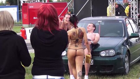 Lavado de coches sexy - Divertido: dos chicas guapas lavando un Volkswagen Golf