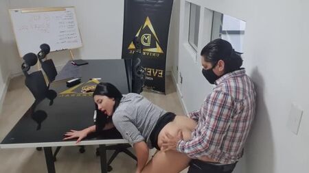 Martina Smith - Después de mi reunión de trabajo necesito un buen polvo; él tiene que saber quién manda aquí