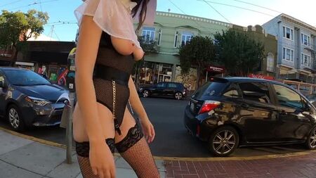 ShyGothExhib - Una monja descarada paseando en topless con un disfraz de Halloween en público