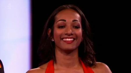 Sophie en «Naked Attraction» [#XClass] (tetas grandes, Sophie, Naked Attraction, india, británica, concurso televisivo, Mauricio, pezones largos)