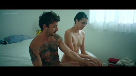 Margaret Qualley desnuda - Ámame como me odias (2020) 1080p / Margaret Qualley - Ámame como me odias