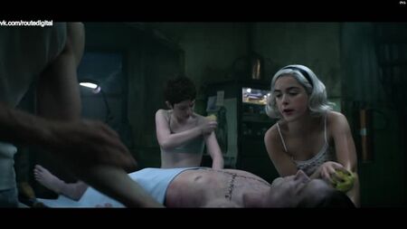 Kiernan Shipka Sexy - Las escalofriantes aventuras de Sabrina, T3, Episodios 1-8 (2020) 1080p / Kiernan Shipka - Las escalofriantes aventuras de Sabrina