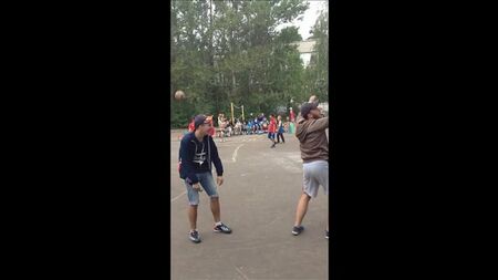 Los monitores Vanya e Ilya bailan la danza «Soku soku bachi bachi»)))) Veámoslo y aprendamos)