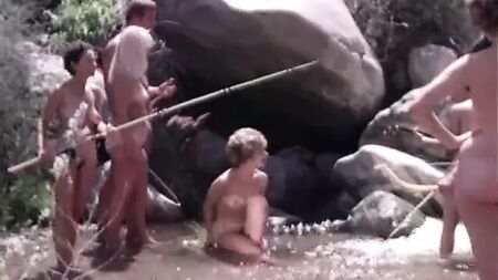 Viaje de unas familias nudistas a la montaña (imagen de los años 60)