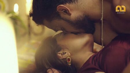 Recopilación de escenas de sexo de series web indias