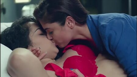 Naina Ganguly y Apsara Rani en la película lésbica de RGV «Dangerous»