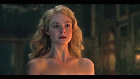 Elle Fanning desnuda - The Great, temporada 1, episodio 1 (2020) Ver online / Elle Fanning - The Great