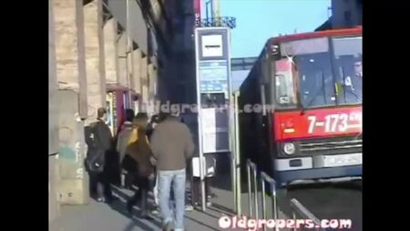 Pantalones de vaquero con doble vuelta en la rodilla