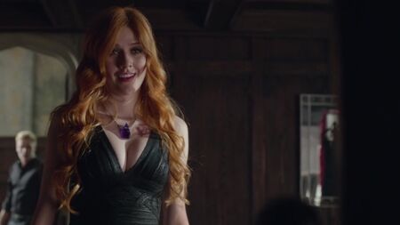 Emeraude Toubia, Katherine McNamara Sexy - Shadowhunters (2016) t1e04
