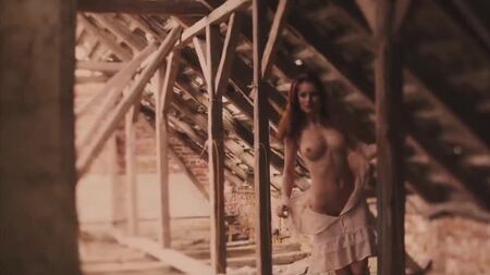 Sesión de fotos desnuda de una modelo guapa y sexy