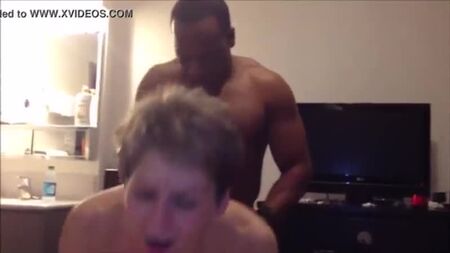 Una madura muy cachonda pone los cuernos a su marido