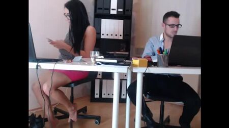 Una arriesgada foto desnuda en la cámara web de la oficina