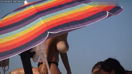 Playa de tetas enormes en topless