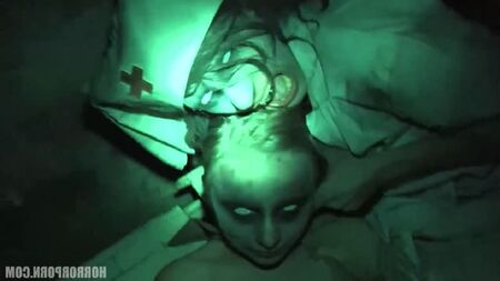 HorrorPorn: enfermeras se follan a un tío en una película de terror (porno, xxx, completo, tetas, culo, corrida, parejas, sexo oral, adolescentes, POV, polla, erótico)