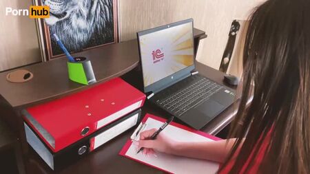 Mi jefe vuelve a follarme mientras mi marido espera en casa
