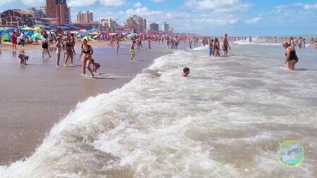 4K - Paseo por la playa de GESELL. Un día increíblemente despejado en el verano de 2022