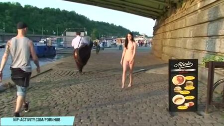 Pasear desnudo por la calle