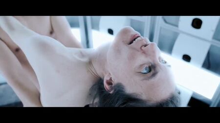 Friederike Kempter, Eva Löbau, Katja Bürkle, Maria Hofstätter, Lara Mandoki Nude: Soledad, sexo y compasión (2017) Ver