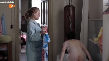 Sonja Gerhardt, Emilia Schüle, Anne Werner, Martina Schöne-Radunski: «Nude @ Ku'damm 56» (2016) - 720 minutos. Ver en línea