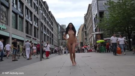 Pasear desnudo en público