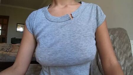Un chico le lame las tetas caídas