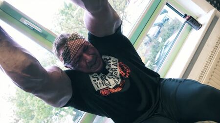 Markus Ruhl entrena la espalda