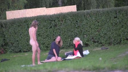 Un tío desnudo ligando con chicas. CFNM, voyeur