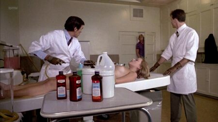 Mary Beth McDonough, Violet Manes desnuda - Mortuary (EE. UU., 1983) 1080p