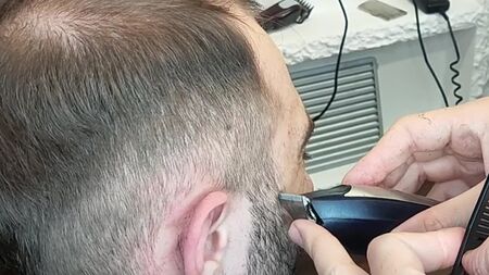 Cómo cortarse un corte «mullet» __ Tutorial de corte «mullet» __ Corte «mullet» moderno con degradado alto __ Peinado y corte de pelo