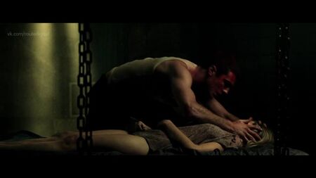 Halston Sage – Poker Night (2014) HD 1080p ¿Desnuda? ¡Qué sexy! Ver online