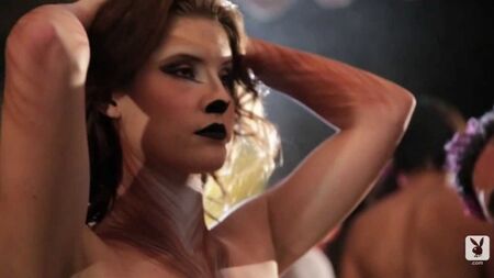 Amanda Cerny se somete a una sesión de body painting para Playboy