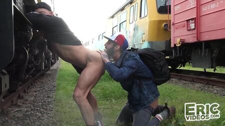 ROMEO DAVIS, RUSLAN ANGELO – EN UN TREN – SIN CONDONES