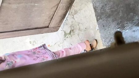 Mira el vídeo completo de la chica del pueblo bañándose completamente desnuda en el arroyo