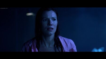 Odessa Munroe desnuda - Freddy contra Jason (2003)