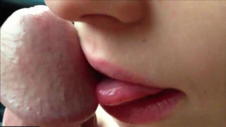 Chica en primerísimo primer plano haciendo una mamada: vídeos porno HD gratis, películas de mamadas y clips amateur