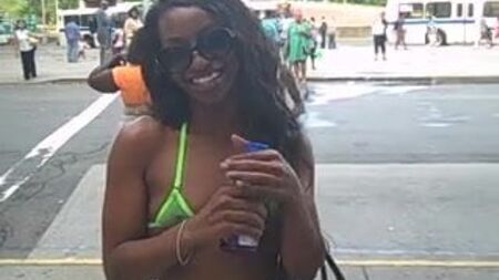 ¡Saniya luce un top de bikini transparente en público!
