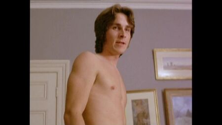Christian Bale desnudo de frente en «Metroland»