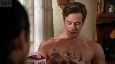 Armie Hammer sin camiseta en «Reaper»