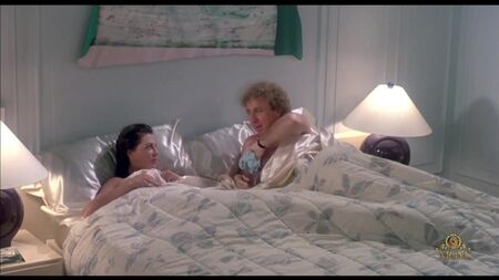 Kelly LeBrock desnuda - La mujer de rojo (1984) Ver online / Kelly LeBrock - La mujer de rojo