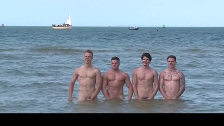 Chicos heterosexuales juegan desnudos en la playa - b