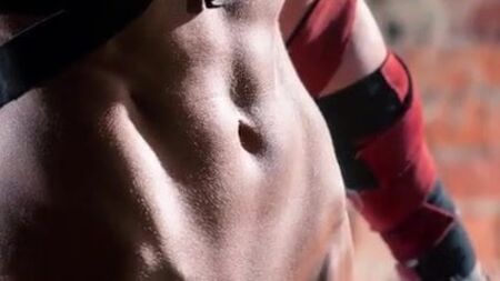 Modelo de fitness en topless