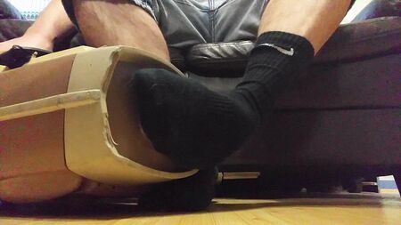 Limpiar con la aspiradora unos calcetines negros de Nike