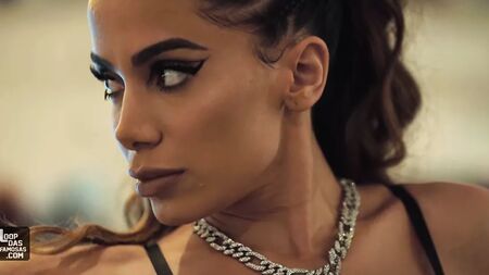 Anitta está desnuda