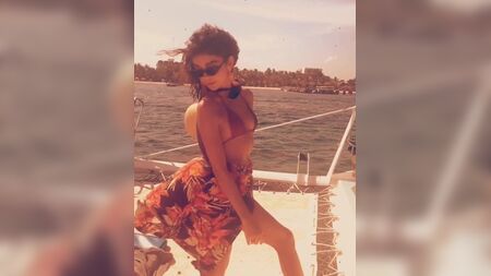 Sarah Hyland en un barco con un top de bikini muy sexy