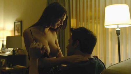 Escena de Emily Ratajkowski desnuda y con pechos grandes en ScandalPlanetCom