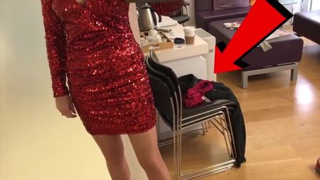 El minivestido de Kaye Adams y sin ropa interior